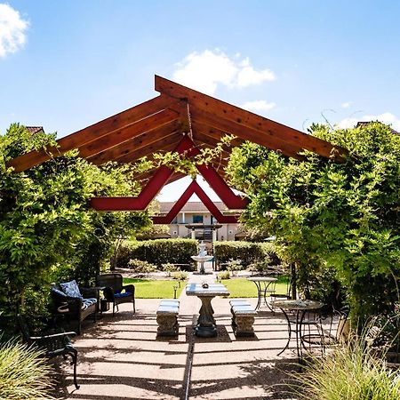 Vineyard Court Designer Suites Hotel College Station Extérieur photo