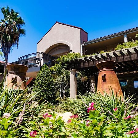 Vineyard Court Designer Suites Hotel College Station Extérieur photo