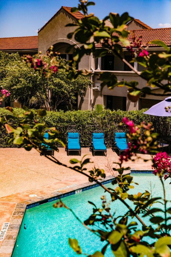 Vineyard Court Designer Suites Hotel College Station Extérieur photo