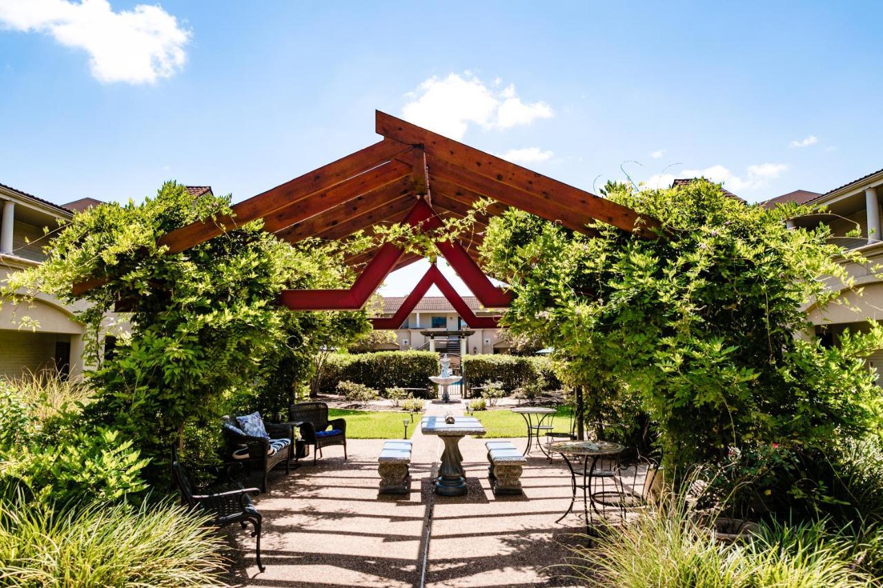 Vineyard Court Designer Suites Hotel College Station Extérieur photo