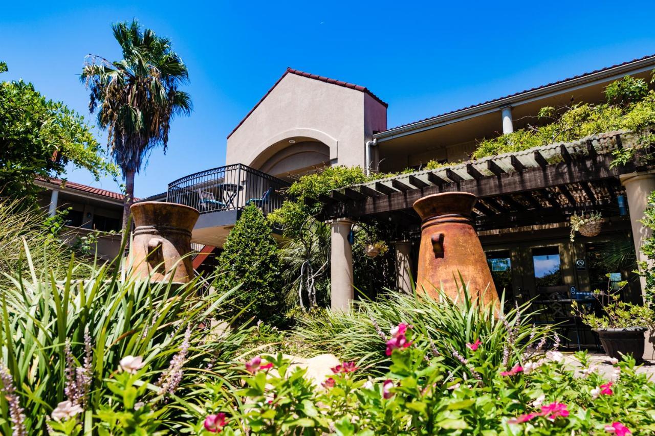 Vineyard Court Designer Suites Hotel College Station Extérieur photo