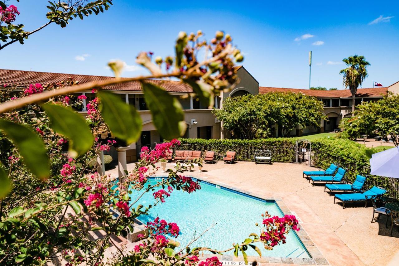 Vineyard Court Designer Suites Hotel College Station Extérieur photo