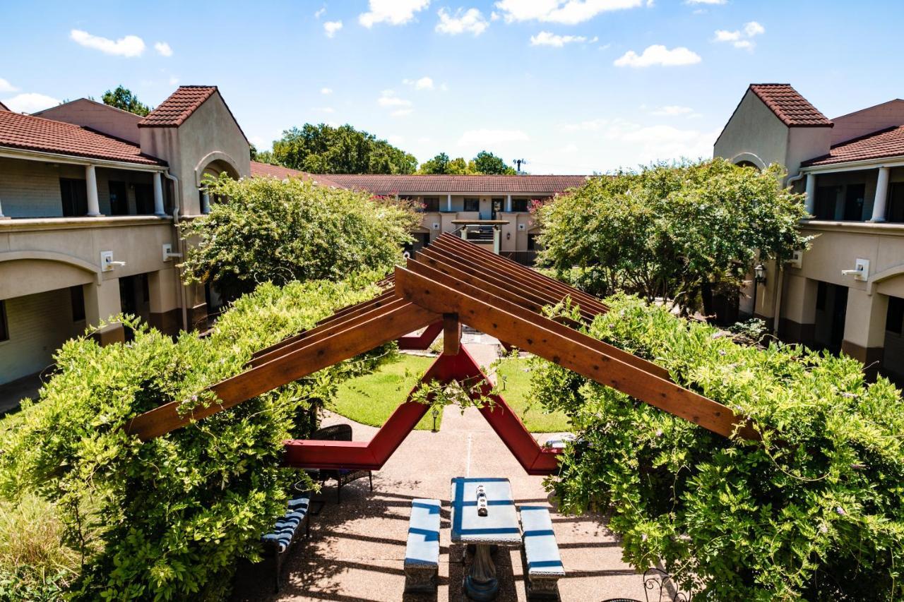 Vineyard Court Designer Suites Hotel College Station Extérieur photo