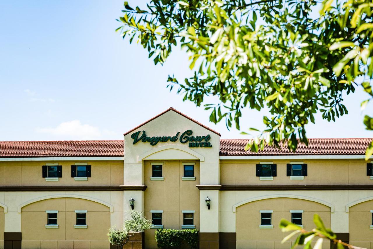Vineyard Court Designer Suites Hotel College Station Extérieur photo