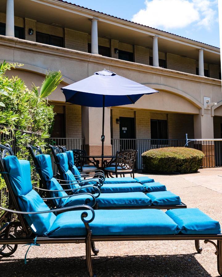 Vineyard Court Designer Suites Hotel College Station Extérieur photo