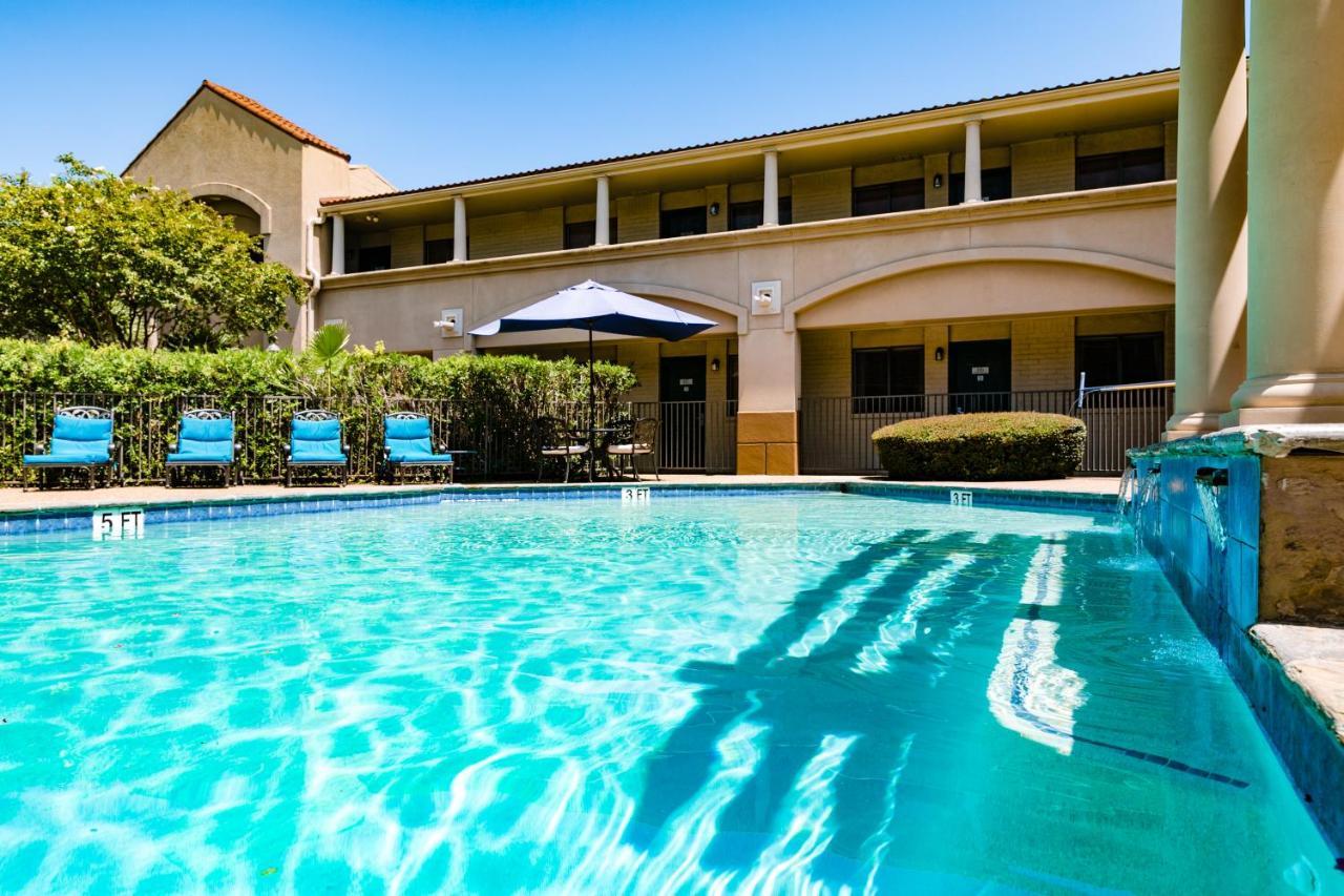 Vineyard Court Designer Suites Hotel College Station Extérieur photo