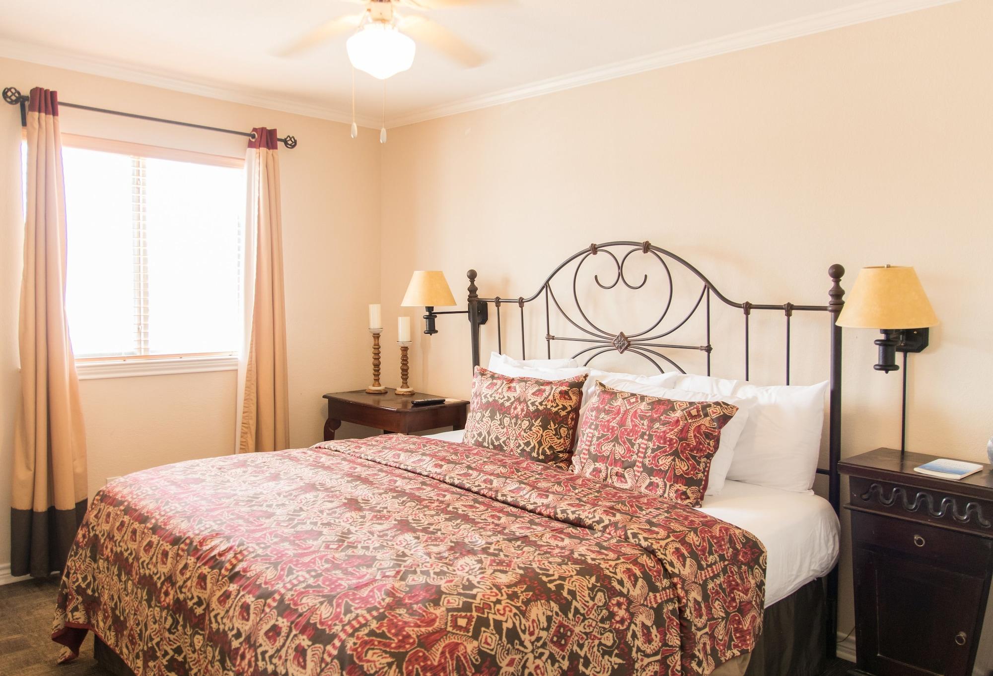 Vineyard Court Designer Suites Hotel College Station Extérieur photo