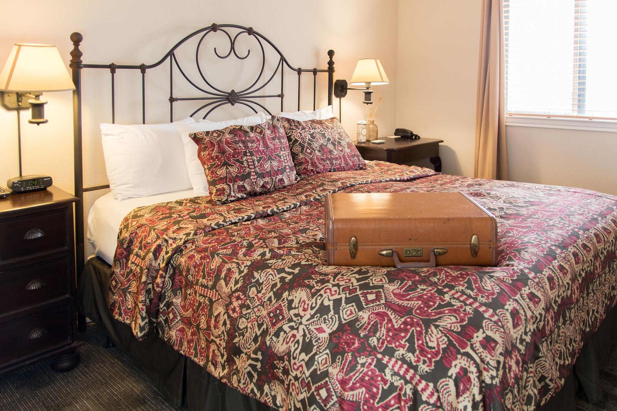 Vineyard Court Designer Suites Hotel College Station Extérieur photo