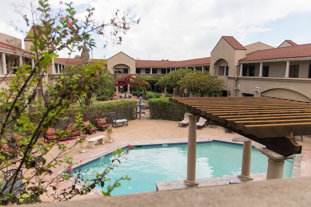 Vineyard Court Designer Suites Hotel College Station Extérieur photo