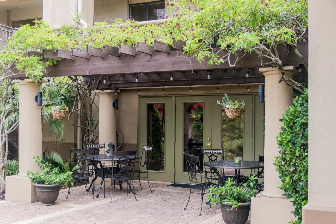 Vineyard Court Designer Suites Hotel College Station Extérieur photo