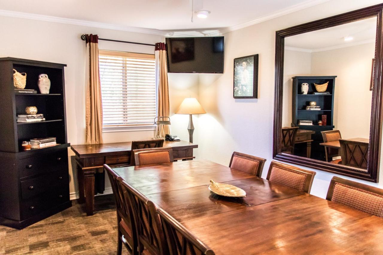Vineyard Court Designer Suites Hotel College Station Extérieur photo