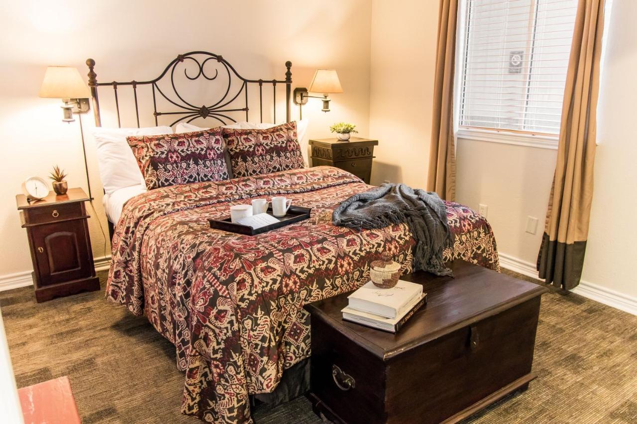 Vineyard Court Designer Suites Hotel College Station Extérieur photo
