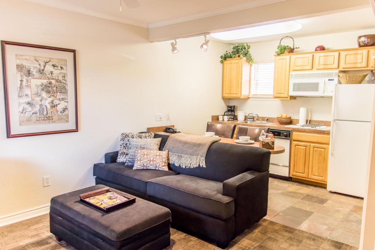 Vineyard Court Designer Suites Hotel College Station Extérieur photo