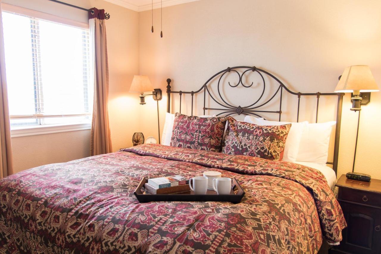 Vineyard Court Designer Suites Hotel College Station Extérieur photo